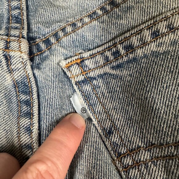 Vtg 90s Levis Womens 11 Jr Relaxed Fit Tapered Leg Light Wash Jeans Stained USA - Picture 11 of 14